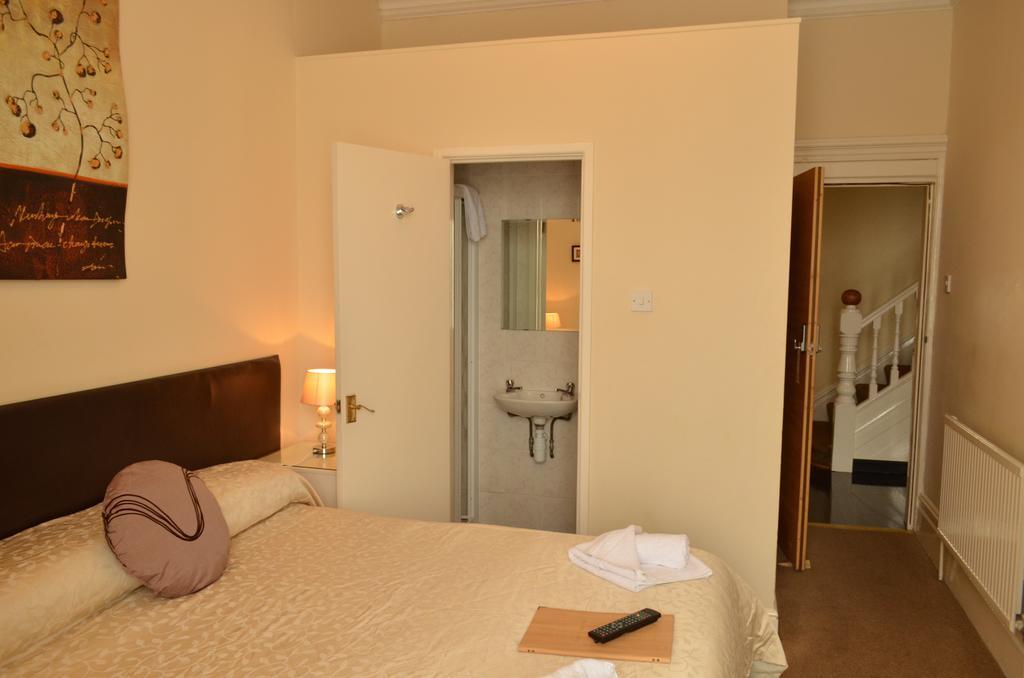 בורנמות' Shirley B & B מראה חיצוני תמונה
